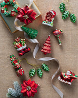 Kit 16 Enfeites de Natal Tradicional Vermelho e Verde com Papai Noel, Presentes e Árvores - Imagem 1