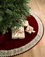 Saia para Árvore de Natal em Veludo Vermelho com Bordado Dourado e Pedrarias - Imagem 1