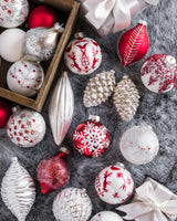 Kit 25 Enfeites para Árvore de Natal Vermelho, Branco e Prata – Coleção Inverno Clássico - Imagem 1